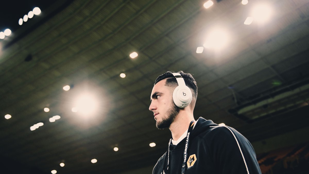 El delantero ecuatoriano Leonardo Campana a su llegada al estadio del Wolverhampton para medir al Espanyol.