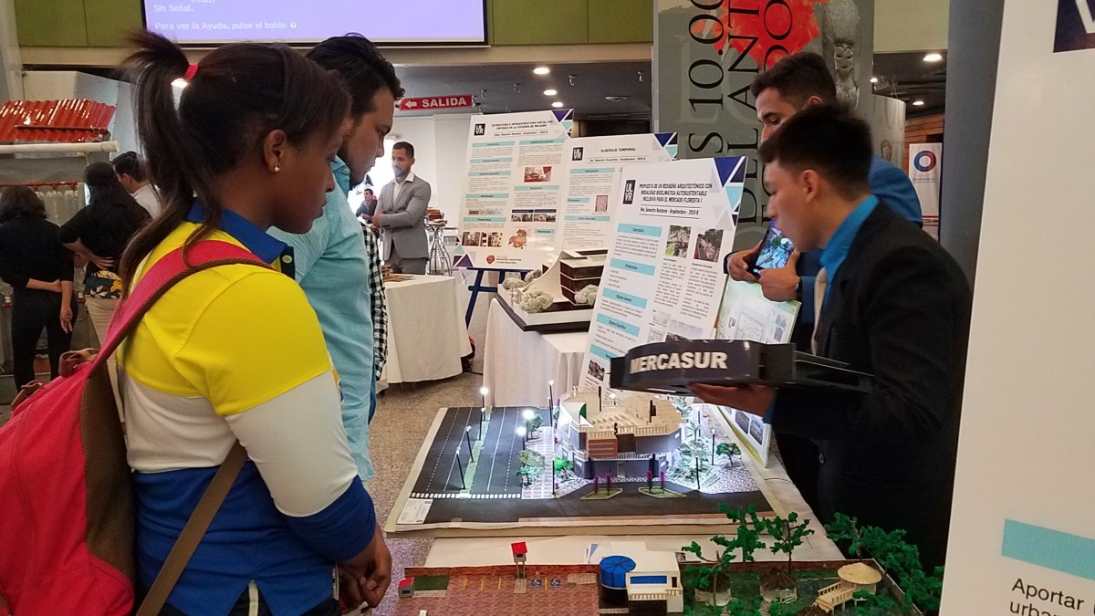 Andrés Juca expone su diseño de un mercado para la ciudadela Floresta 1, del sur de Guayaquil.