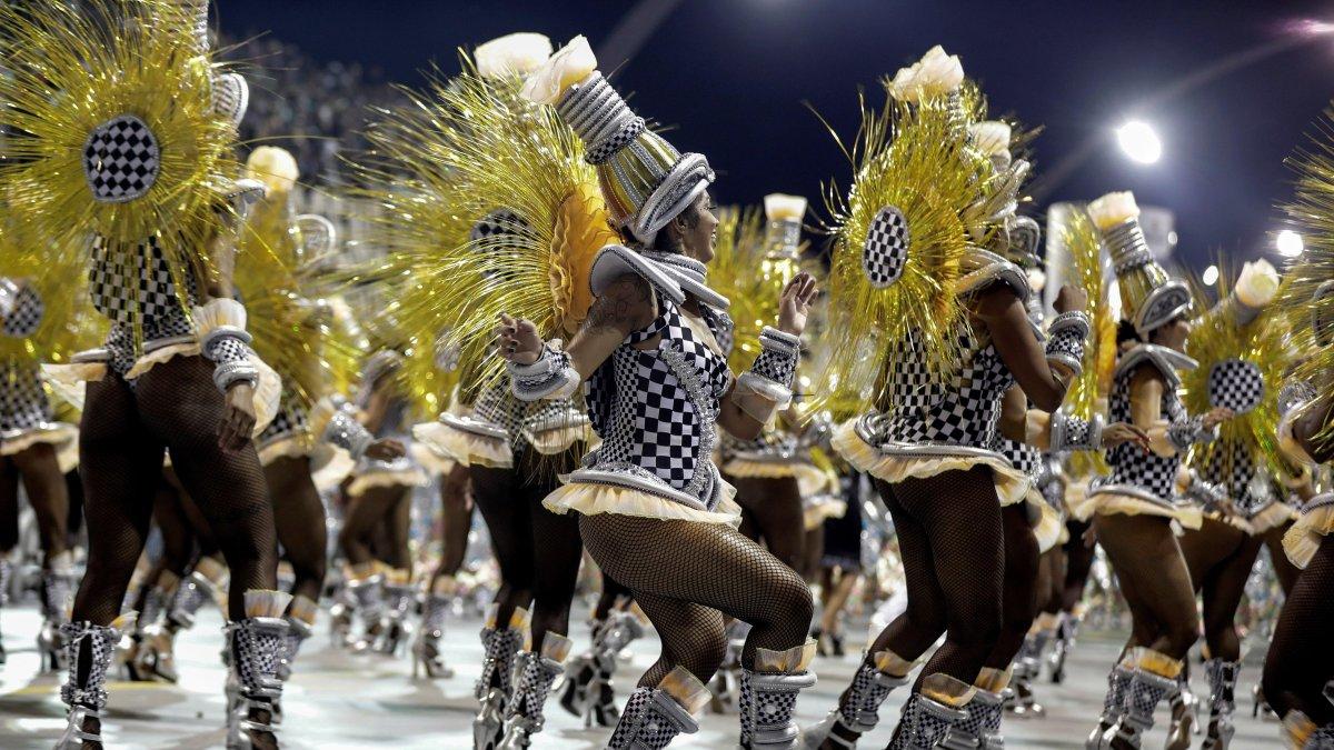 Integrantes de la escuela de samba del Grupo Especial Vai-Vai, en el sambódromo de Anhembí en Sao Paulo, en el Carnaval del año pasado.