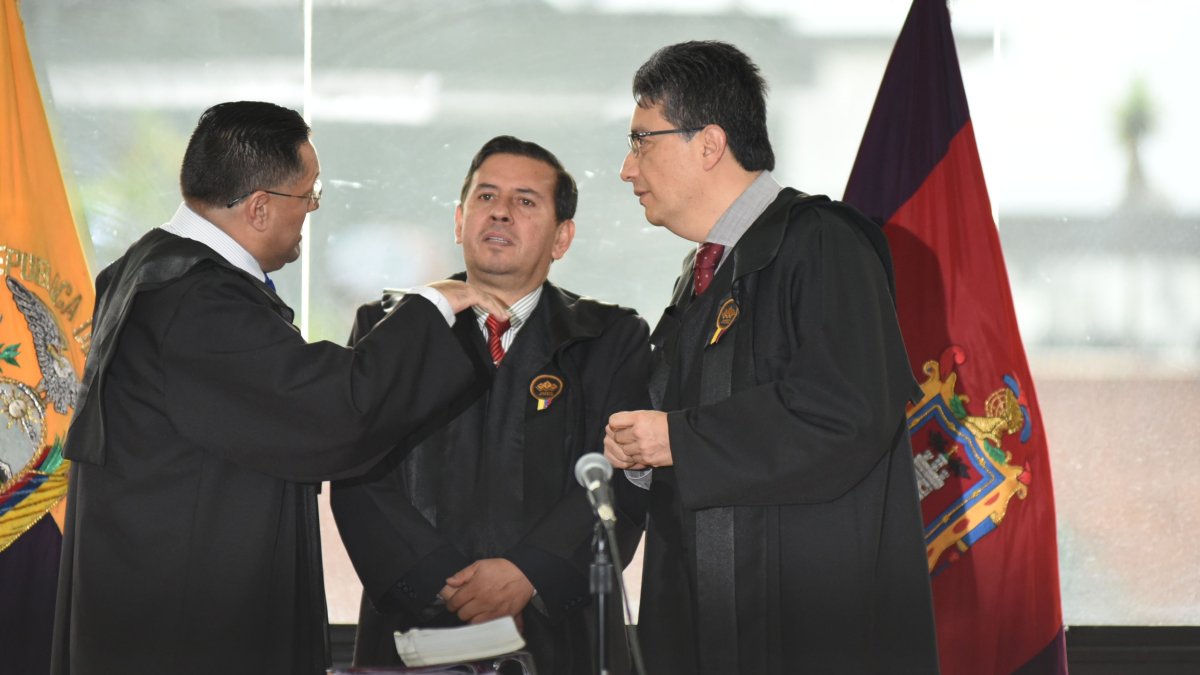 En el centro el juez Iván León, ponente del juicio por posible cohecho en el caso Sobornos. 