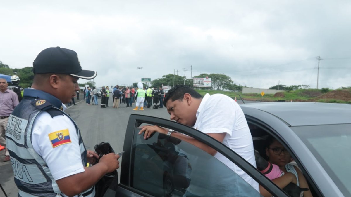 Revisión de placas, licencias, ventanas con películas antisolares, etcétera.