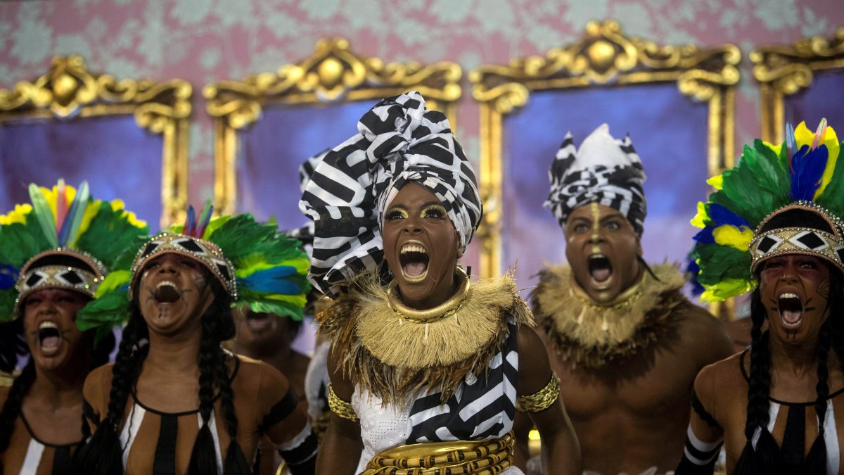  Miembros de la escuela de samba Mangueira durante la presentación del desfile de Carnaval de Río en el Sambódromo de Río de Janeiro, en marzo del 2019.)