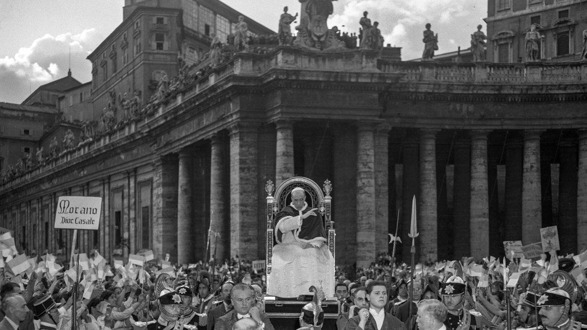 ROMA. Pío XII bendice a los jóvenes de la Acción Católica Gioventu, en la Plaza de San Pedro en el Vaticano.