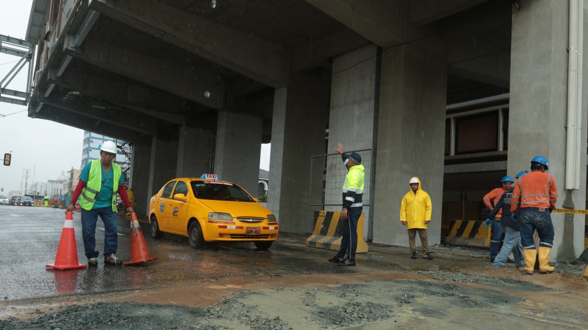 Construcciones. Trabajadores bajo la plataforma de la aerovía en la avenida Quito, esta mañana.