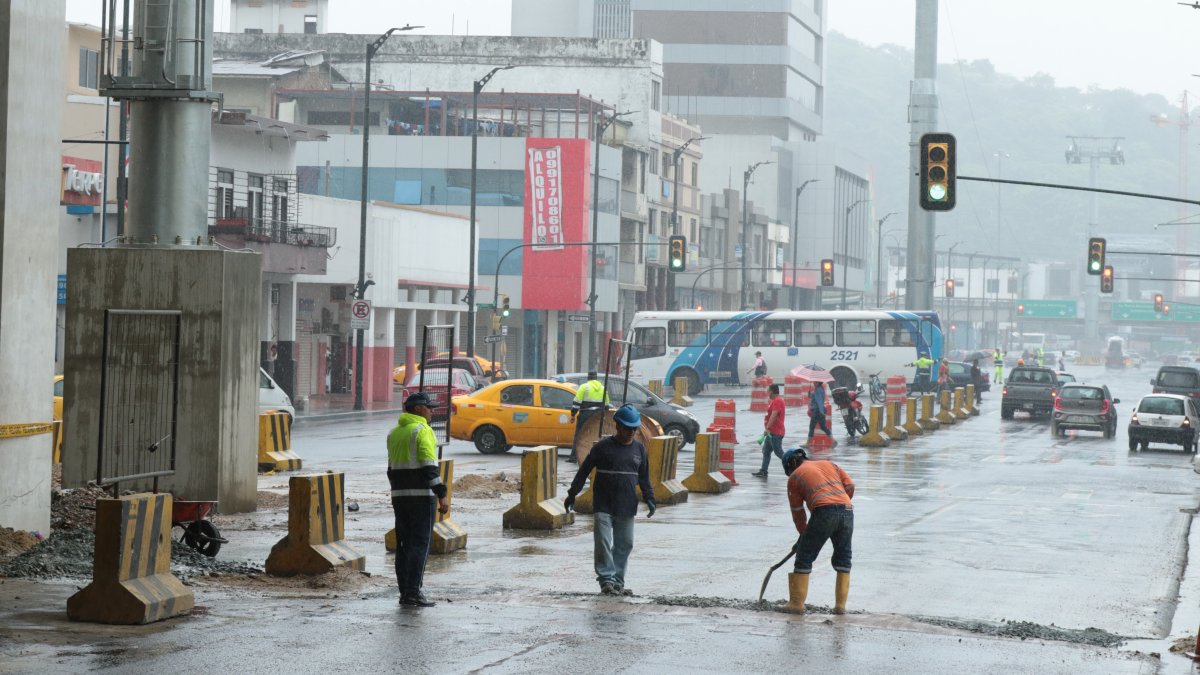 Trabajos previos a labores de cableado de la Aerovía en la avenida Quito.