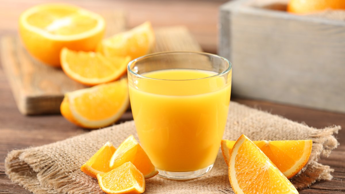 Tomar jugos de frutas es beneficioso, pero en niños muy pequeños tiene sus desventajas.