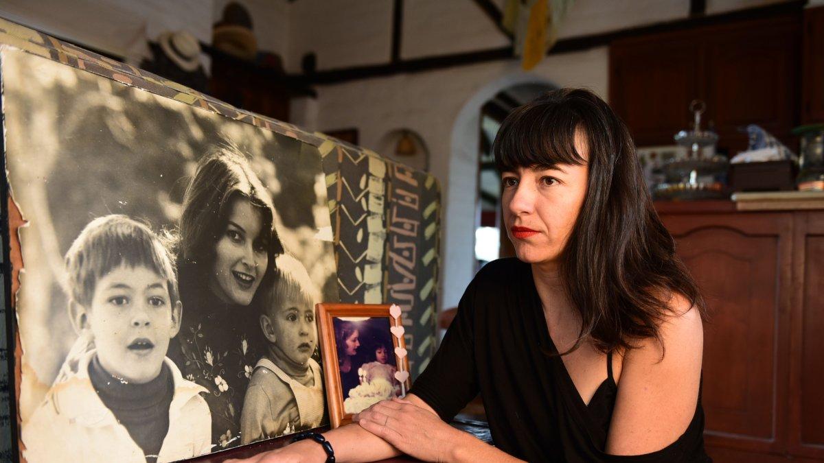 Sofía Barriga atesora fotos y recuerdos de su madre y sus hermanos.