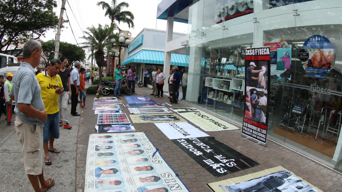 Familiares de fallecidos y víctimas realizan plantones todos los 19 de noviembre, afuera de la farmacia donde ocurrió el operativo.