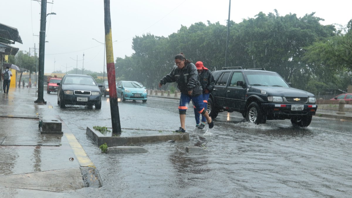 La lluvia de más de 6 horas que cayó ayer en Guayaquil provocó agua estancada en varios barrios, como se observa en la foto.