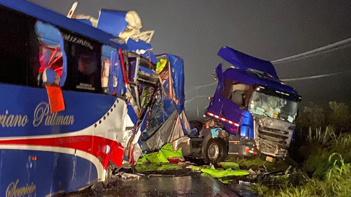 Un bus y un tráiler chocaron en la vía Guayaquil - Naranjal en la madrugada del sábado.
