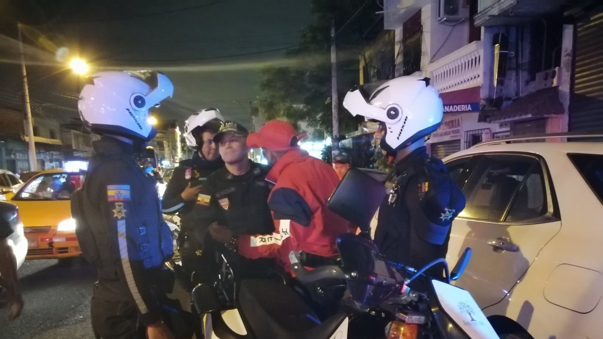 Momento en que la Policía lleva detenido a una persona que portaba una arma, sin tener el debido permiso. El operativo se hizo en el Suburbio.