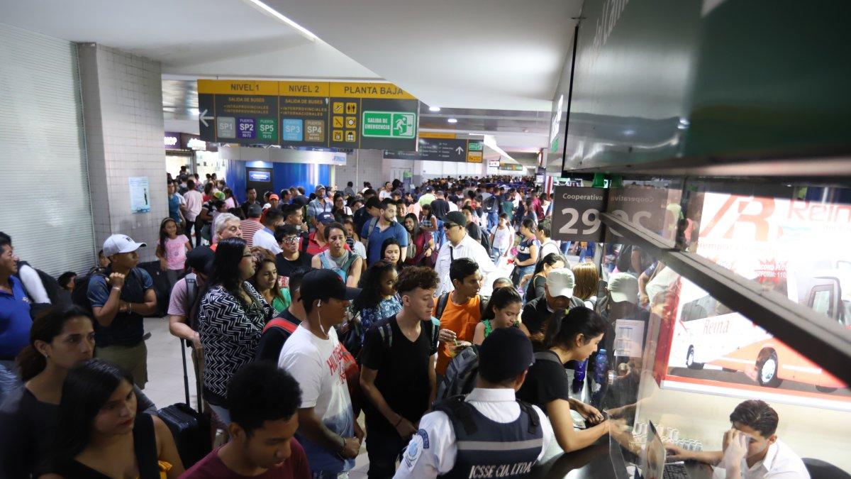 Las filas para comprar boletos para Manabí y Santa Elena recorrían la terminal.