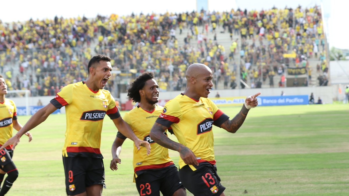 Ely Esterilla celebra el segundo gol de Barcelona, en el triunfo ante Delfín en el estadio Jocay.