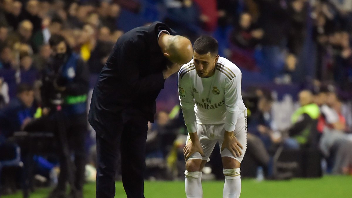 Zinedine Zidane conversa con Eden Hazard. El jugador salió lesionado y es duda para la Champions.