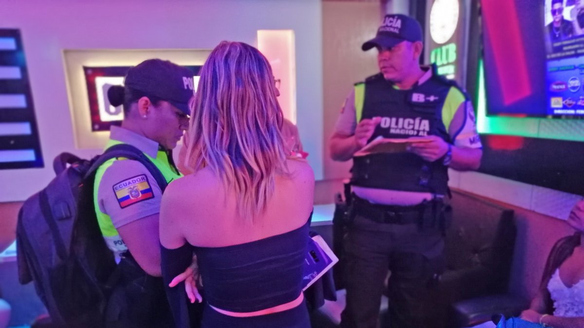 Cris conversa con la policía de Migración, le pregunta cómo puede legalizar su estadía en Ecuador.