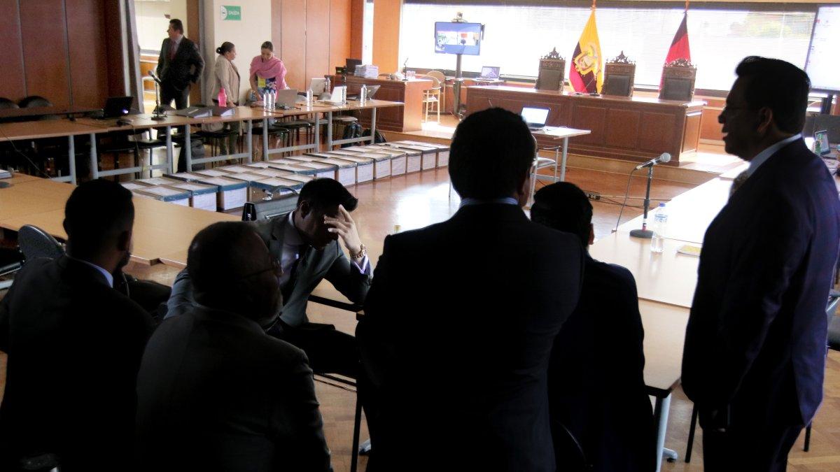 Los abogados de la defensa esperan la llegada de los jueces. La tensión se respira. La audiencia del Caso Sobornos está por empezar.