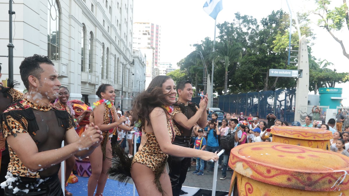 Las carrozas y bailarines desfilaron por la avenida 9 de Octubre.