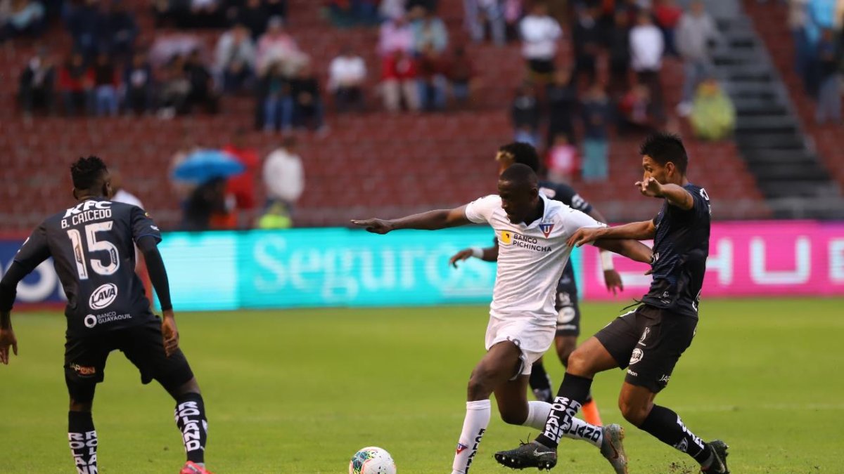 El delantero colombiano, Cristian Martínez Borja, anotó los dos goles para Liga de Quito pero no alcanzó para sumar.