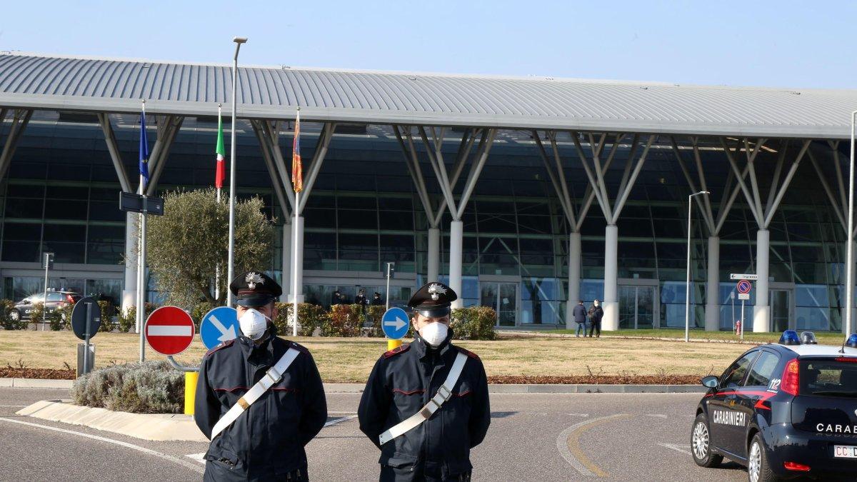 Policías usan mascarillas en el exterior del hospital de Schiavonia, cerca de Padua, donde se realizan pruebas para el coronavirus en la población de la región del Véneto, en el norte de Italia.