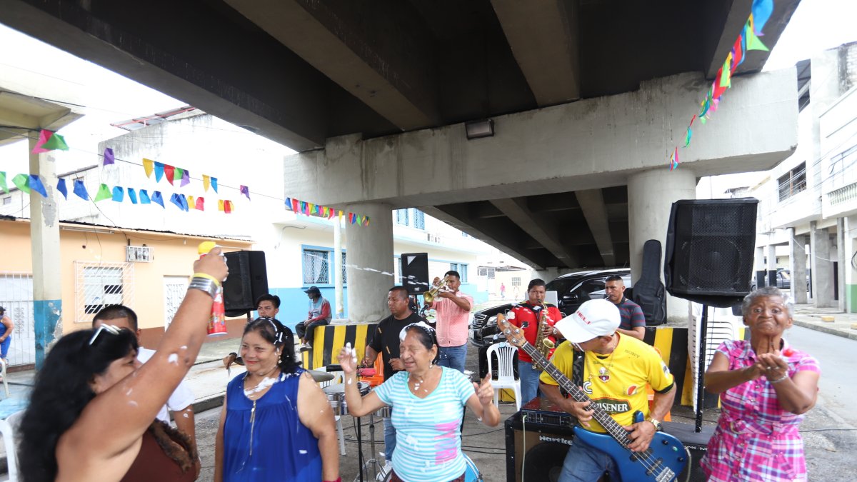 El baile en las calles José de Antepara y Manuel Galecio.