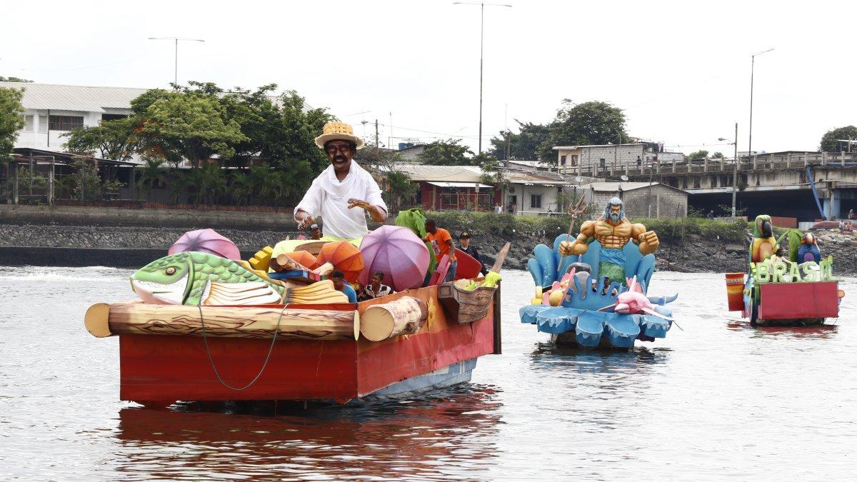 Seis carrozas acuáticas participaron en el desfile en el estero Mogollón.