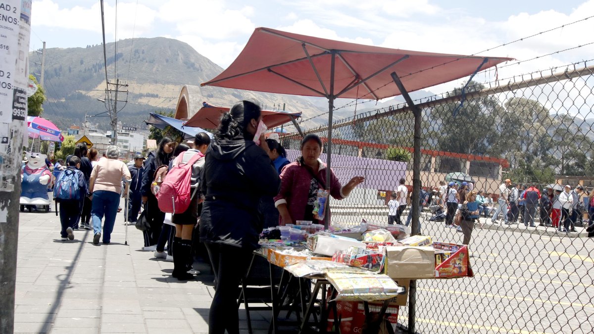 Decisión. Las ventas fuera de las escuelas deberán sujetarse a la reglamentación que dicten las autoridades.
