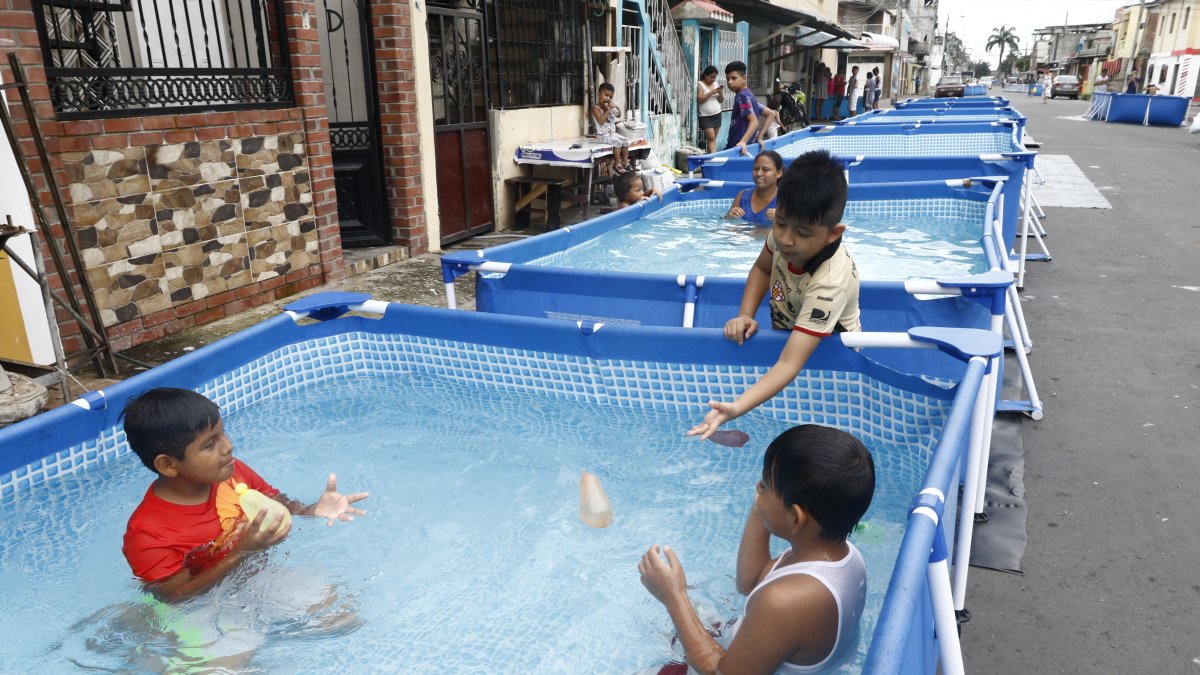 Calles. Las calles del suburbio porteño están repletas de piscinas plásticas.