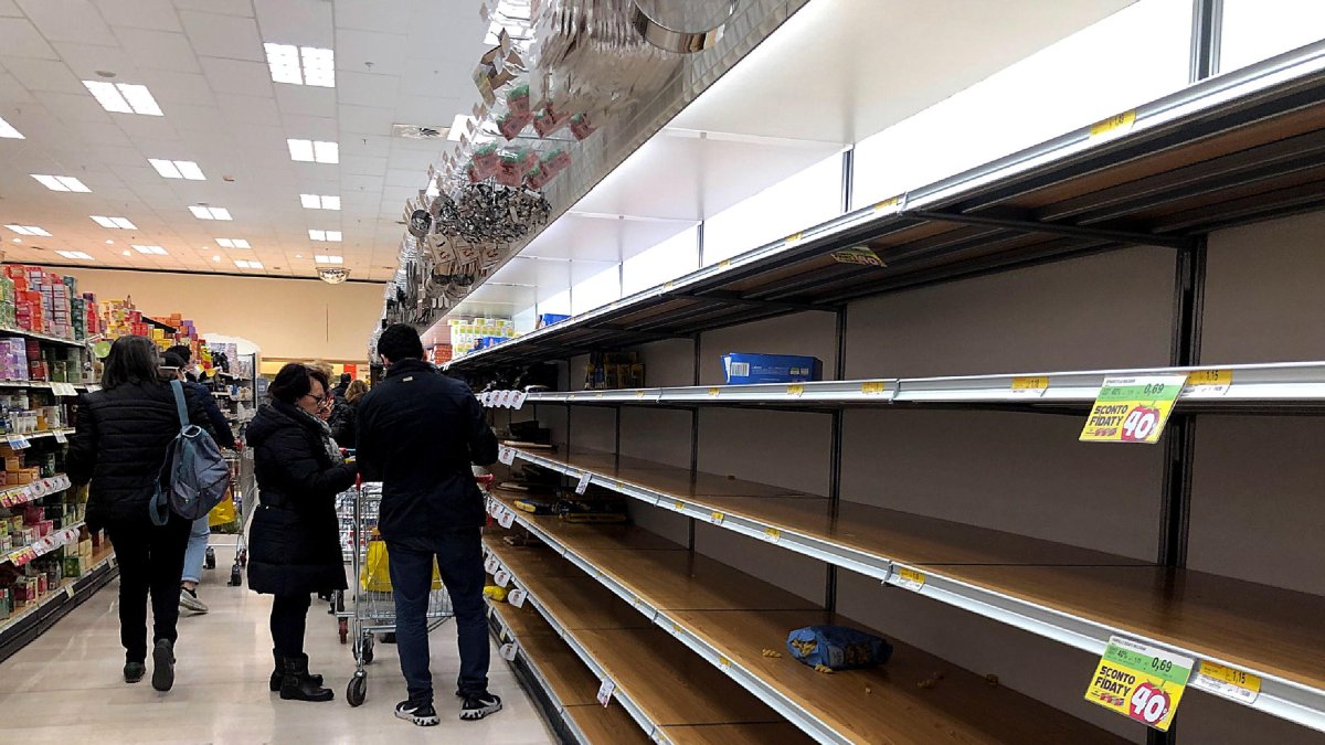 MILAN. Así se observan en estas horas la mayoría de supermercados de esta ciudad, como reacción al temor provocado por los casos de contagiados de coronavirus, en el norte del país.