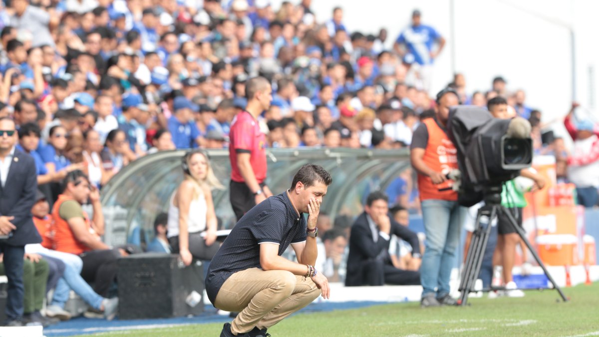 Juan Rescalvo, asistenté técnico millonario, se lamenta en el cotejo frente al City.