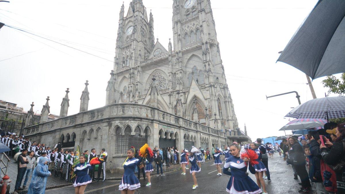 Barrios, vecinos y estudiantes participaron del desfile