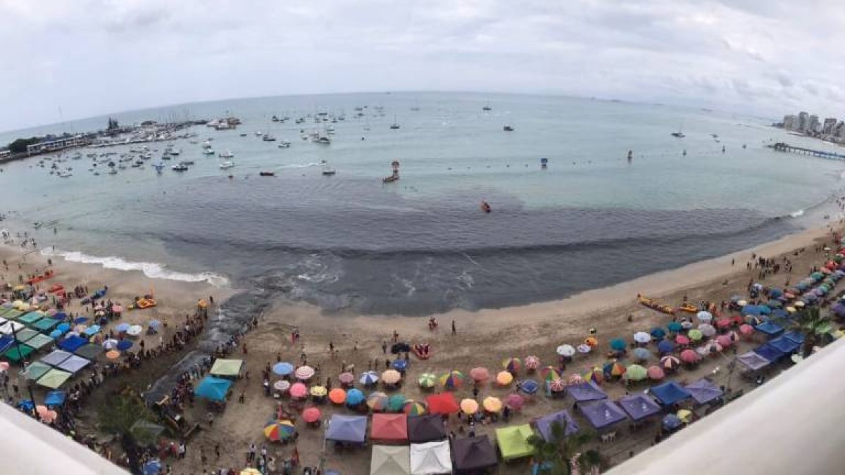 Las aguas negras se filtraban en el mar ante el asombro de los bañistas en Salinas.