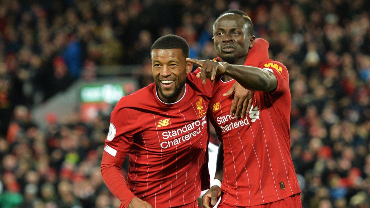 Sadio Mané (d) celebra su gol frente al West Ham en Anfield