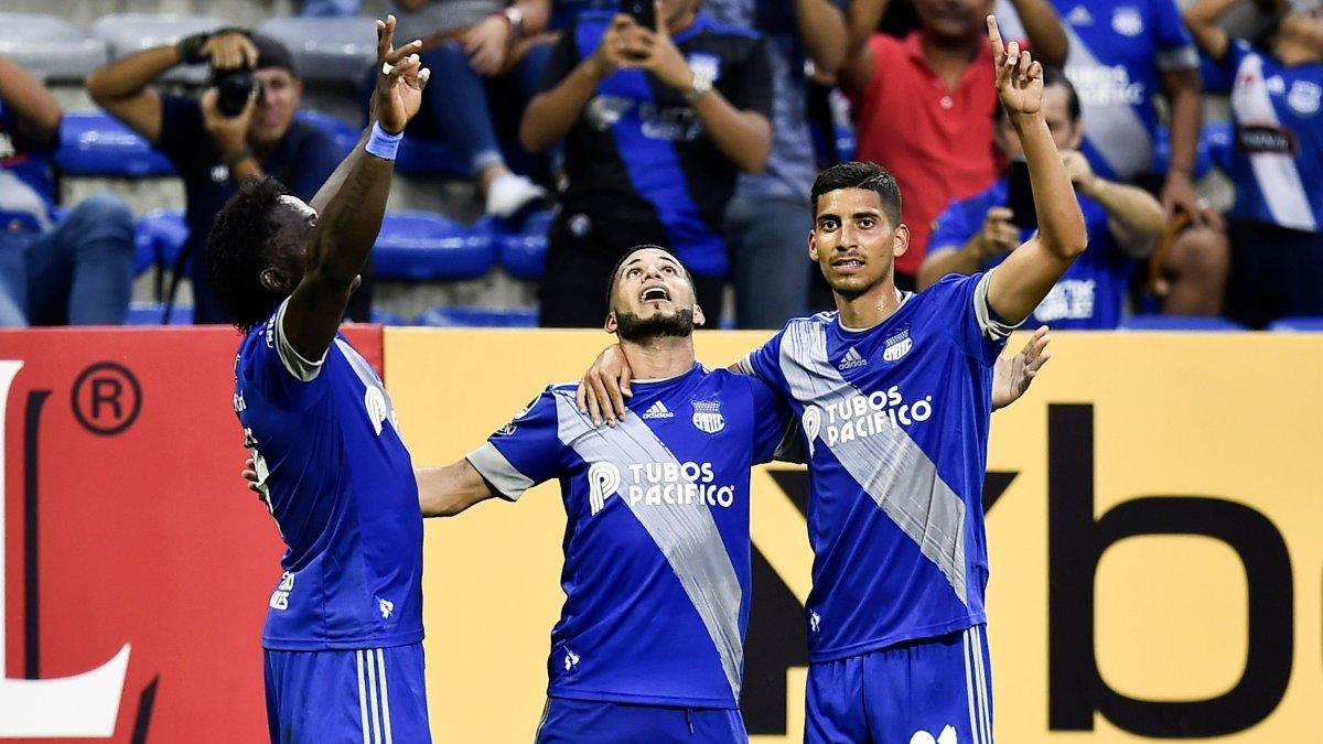 Robert Burbano (centro) es felicitado por Roberto Ordóñez (izquierda) y Jose Cevallos (derecha) después del segundo tanto ante el cuadro boliviano.