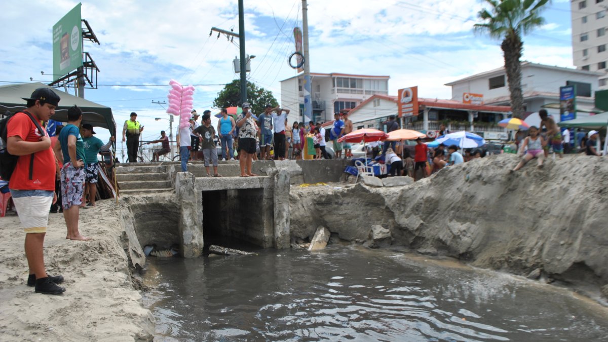 Desfogue. A mediodía, con la playa llena de turistas, se abrió la alcantarilla.