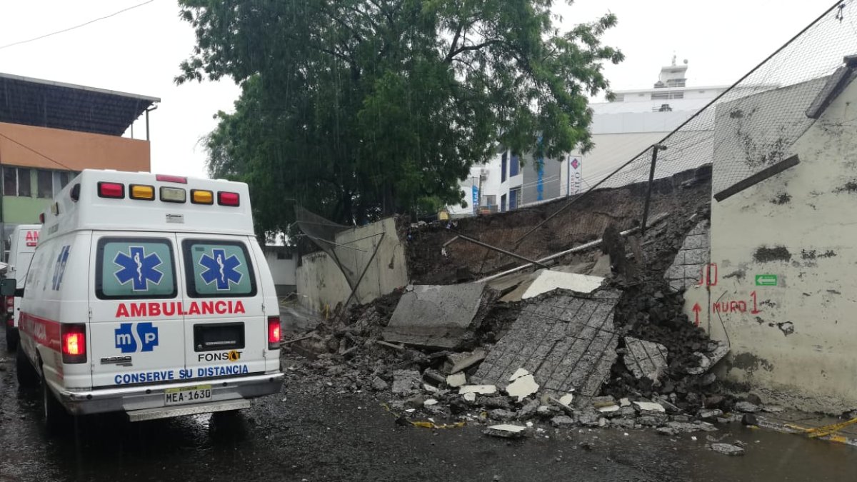 Daños. Una pared del hospital Rafael Rodríguez Zambrano de Manta colapsó producto de la filtración de agua.