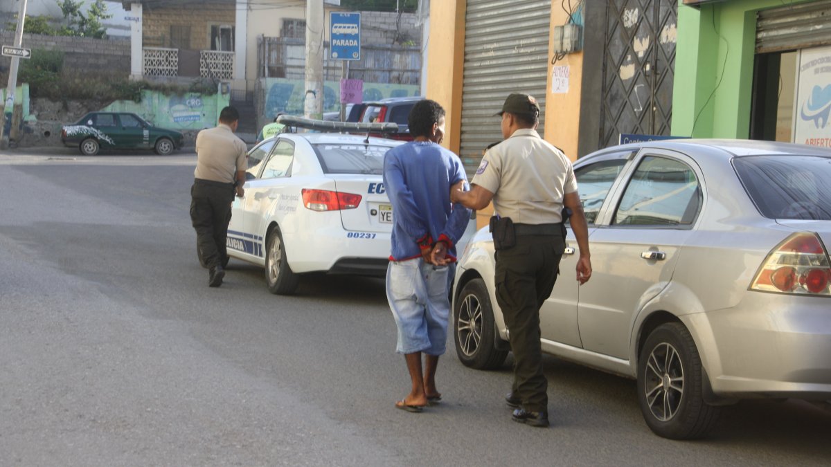 2. Vehículos. Un hombre es detenido este fin de semana, como sospechoso de haber robado accesorios de vehículos.