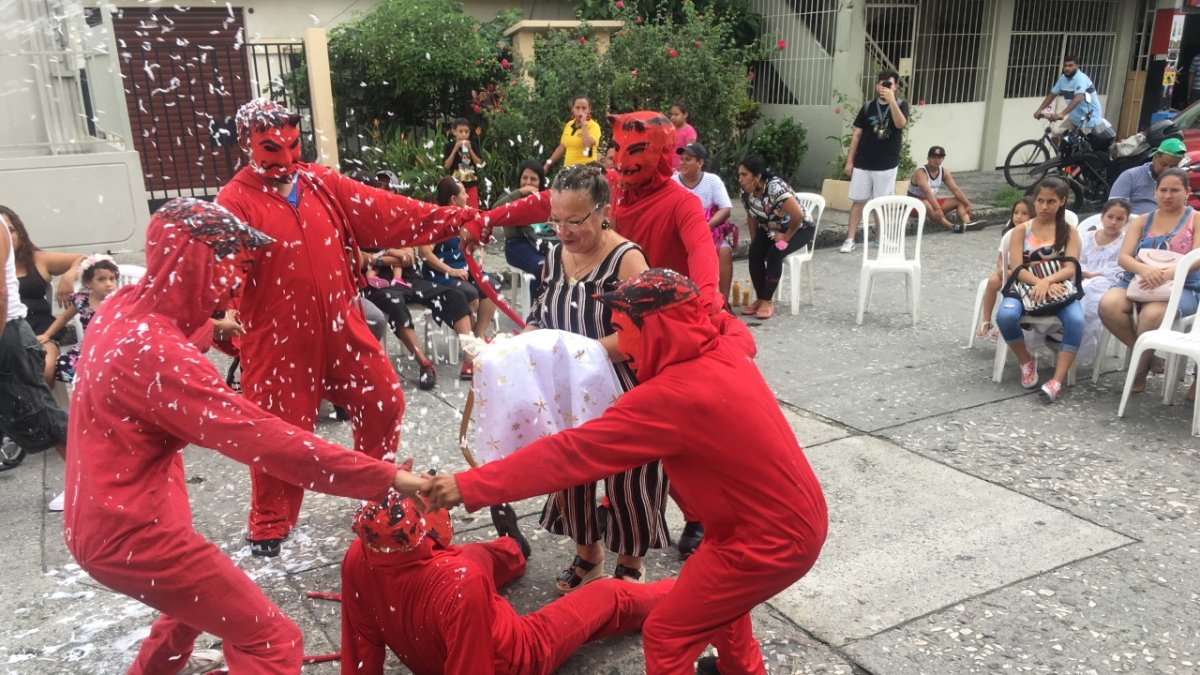 Ritual. Los ‘diablitos’ rodean a Martha Villavicencio, quien se mantiene firme con su Niño en la cuna de mimbre.