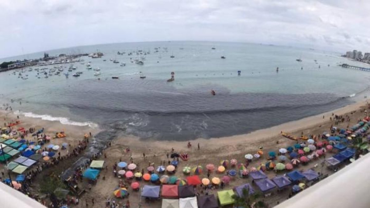 Salinas. El lunes, usuarios denunciaron el desfogue de aguas lluvias en la playa.