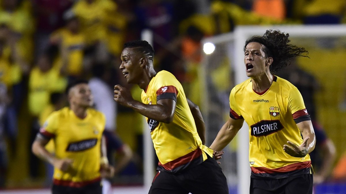 En medio de la crisis que vive Barcelona, el premio de tres millones de dólares por estar en la fase de grupos de la Copa le vendría muy bien.