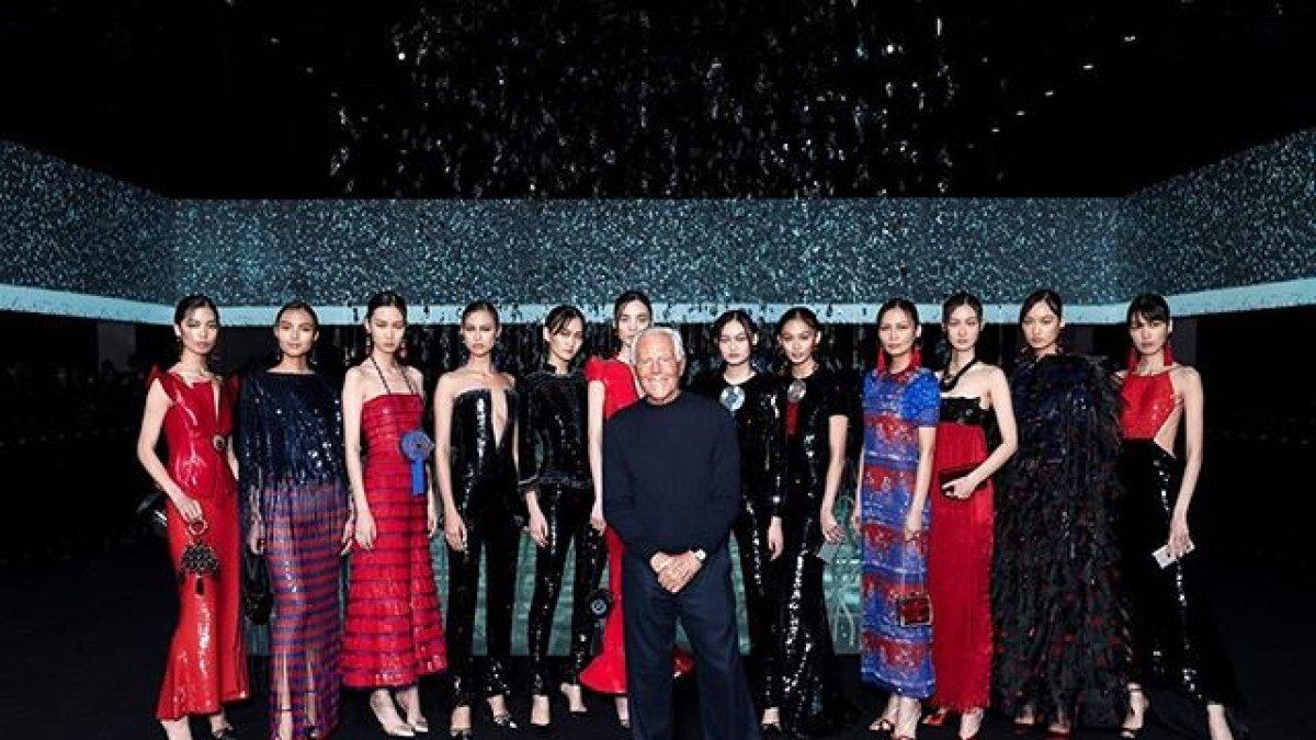 Giorgio Armani con las modelos del desfile.