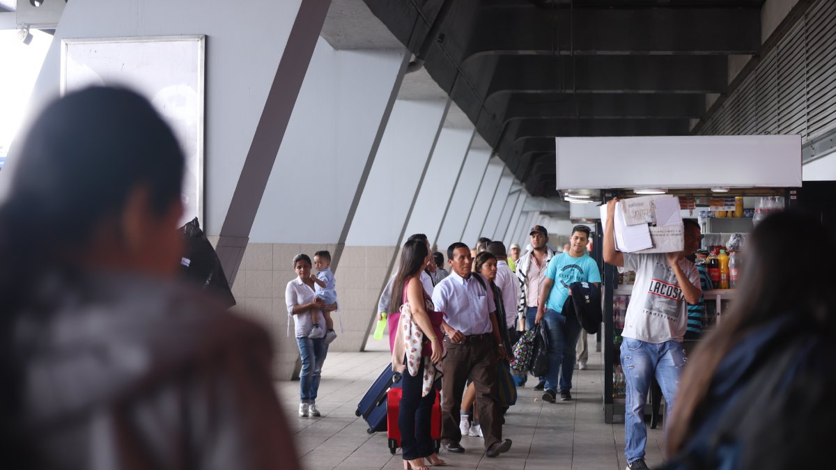 Guayaquileños retornando de diferentes sitios tras el feriado de carnaval.