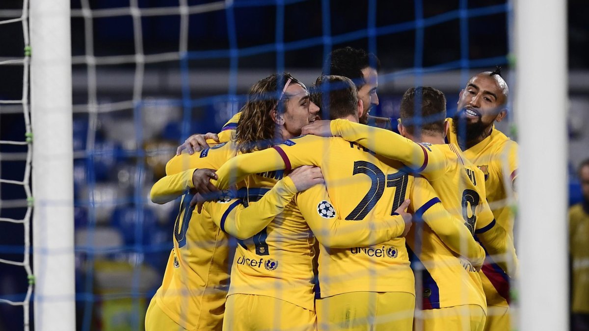 Los jugadores de Barcelona celebran el gol de Griezmann, anotado en una de las pocas veces que lograron superar a la defensa italiana