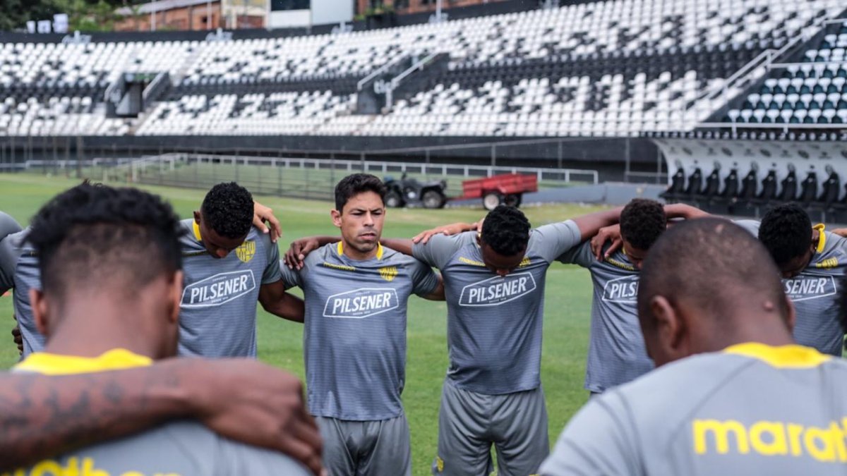 Los jugadores de Barcelona antes de su entrenamiento en suelo paraguayo.