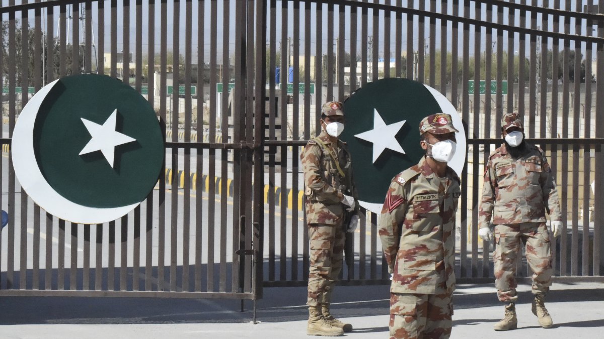 Los soldados pakistaníes usan máscaras faciales en la frontera cerrada de Pakistán-Irán en Taftan