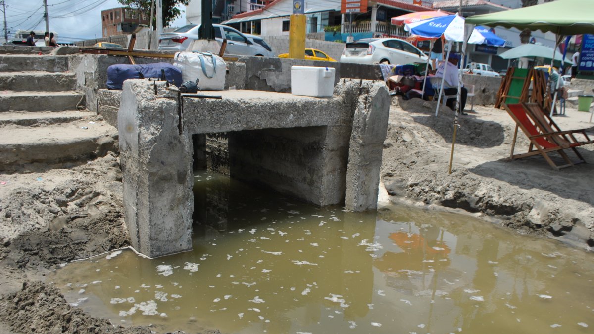 El sumidero por el que se descargó el agua lluvia desde la ciudad al mar de Salinas.