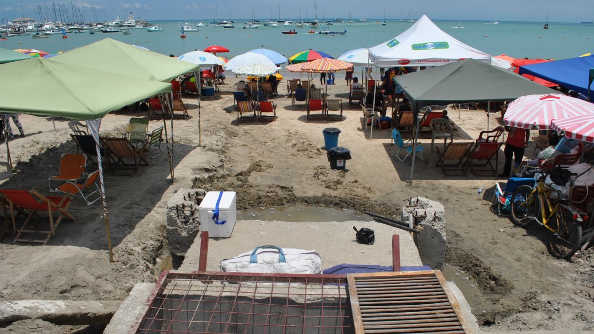 El sumidero en la playa de San Lorenzo está casi en contacto directo con los turistas.