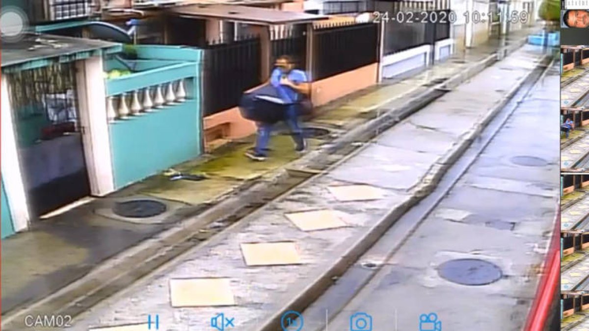 Una cámara de seguridad captó el momento en que la pareja sentimental de la fallecida abandonó la casa. 