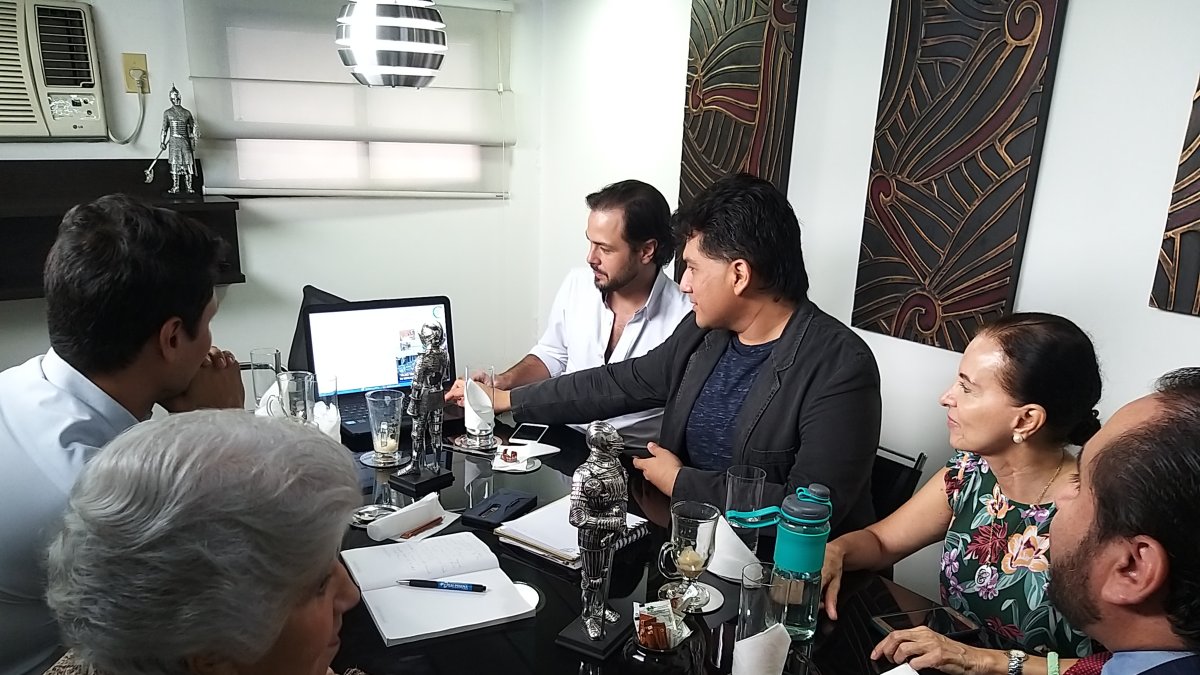 El Comité Pro Defensa de Urdesa revisa con el urbanista Luis Alfonso Saltos el plan.