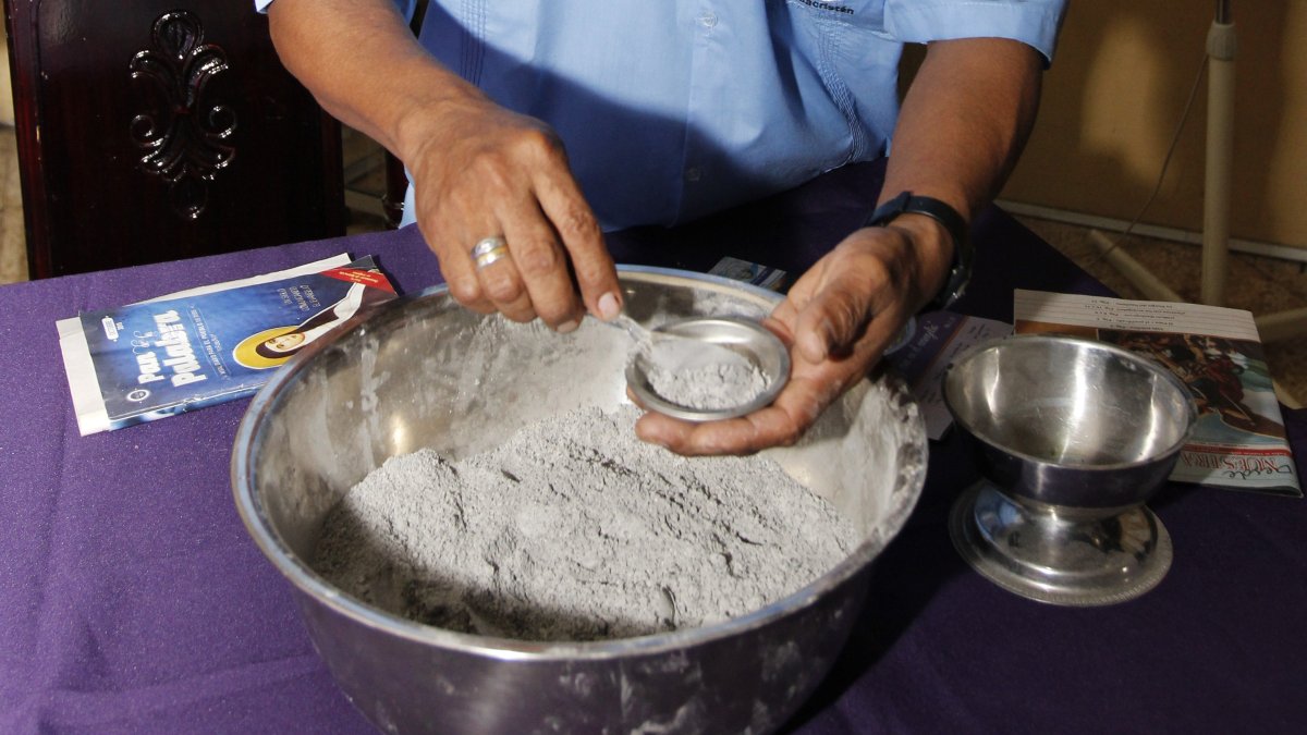 Arreglos. Así la Iglesia católica prepara el polvo que pone en la frente de los feligreses por Miércoles de Ceniza.