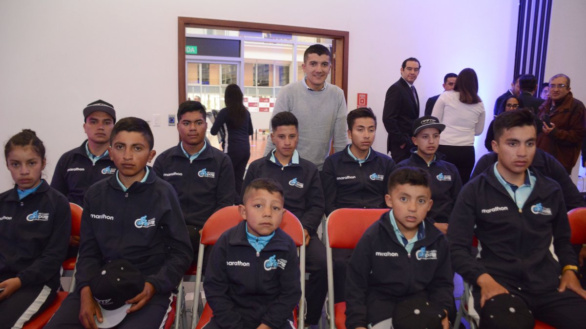 Richard Carapaz junto a los niños que conforman el primer grupo de su club de ciclismo,